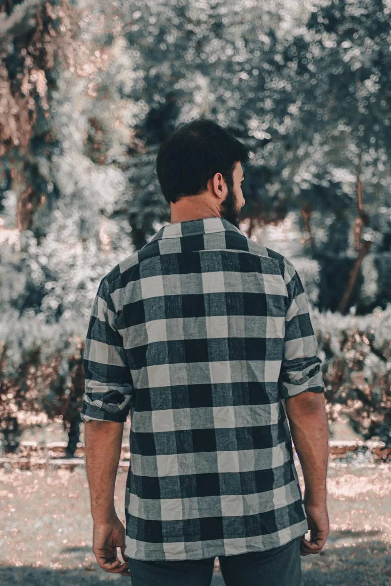 Chemise oxford bleue avec coupe structurée et détails de finition suisses